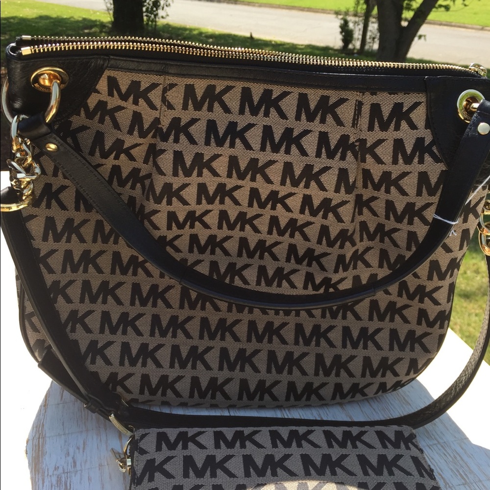Michael Kors matching purse and wallet - Picture 3 of 5